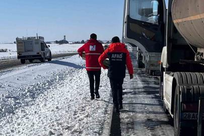 Cizre Kızılay’dan yolda kalan tır şoförlerine sıcak destek