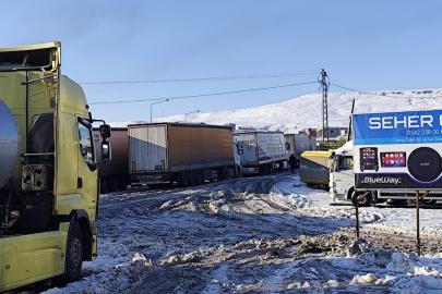 Cizre’de kar esareti: Yollar buz pistine döndü