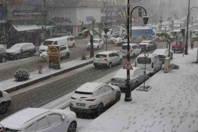 Cizre’de kar yağışı hava ve kara ulaşımını felç etti