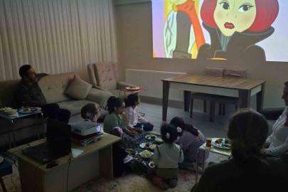 Çocuk evlerinde kalan çocuklara çizgi film sürprizi