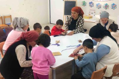 Çocuklar anneleriyle birlikte geleneksel kilim dokumayı öğrendi