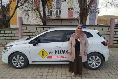 Çocukluk hayali olan ehliyete 60 yaşında kavuştu