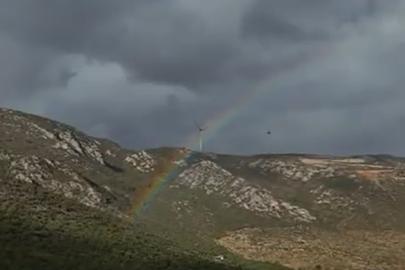 Çocukluk hayali olan gökkuşağının altından dronla geçmeyi denedi
