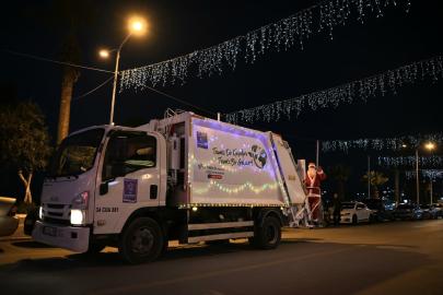 Çöp kamyonlarını ışıklarla süsleyen Kuşadası Belediyesi, yeni yılda çevre temizliğine dikkat çekti