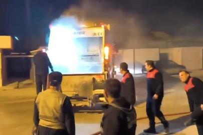 Çöp toplama sırasında yanan kamyonunu itfaiyeye sürdü
