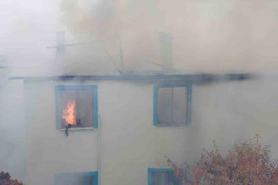 Çorum’da alev alev yanan ev kullanılmaz hale geldi