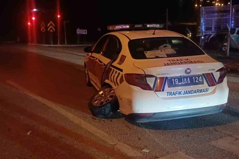 Çorum’da kırmızı ışıkta zincirleme kaza: 2 jandarma personeli yaralandı