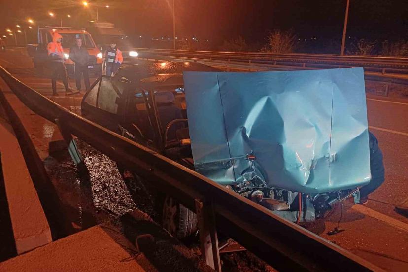 Çorum’da otomobil bariyerlere çarptı: 1 yaralı