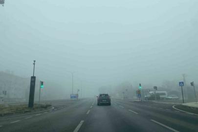 Çorum’da yoğun sis ulaşımı olumsuz etkiledi: Görüş mesafesi 30 metreye kadar düştü