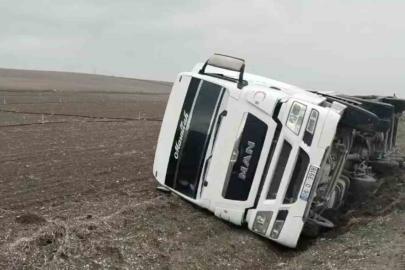 Çorum’da yoldan çıkan tanker yan yattı: 1 yaralı