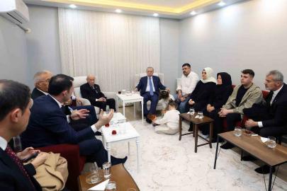 Cumhurbaşkanı Erdoğan, depremzede aileyi yeni yuvasında ziyaret etti