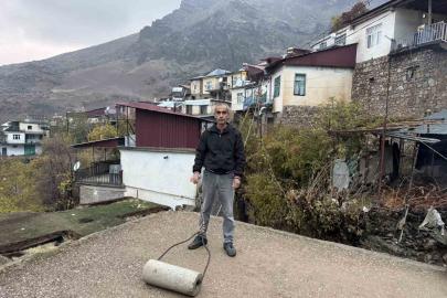 Çüngüş’te toprak evlere loğ çekiliyor