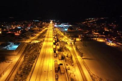 D-100 karayolunda kar çilesi: Araçlar mahsur kaldı