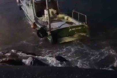 Dalgalarla savrulan balıkçı teknesinin kurtarılma anları ortaya çıktı