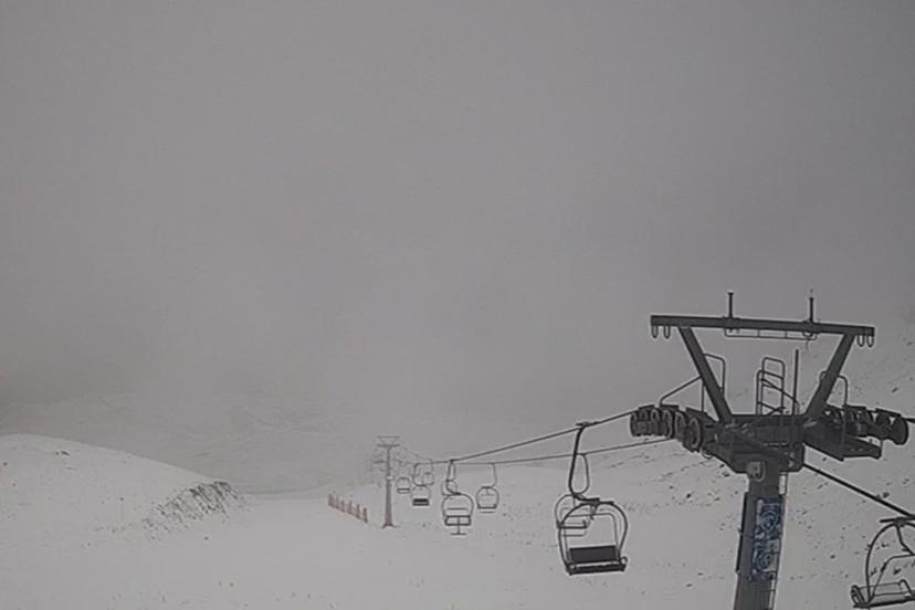 Davraz Kayak Merkezine mevsimin ilk karı düştü bazı noktalarda beyaza bürüdü