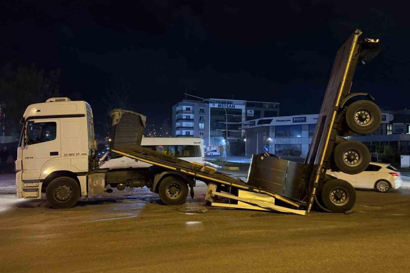 Demir rulo yüklü dorse ortadan ikiye ayrıldı