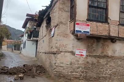 Denizli’de metruk kerpiç binanın duvarı çöktü