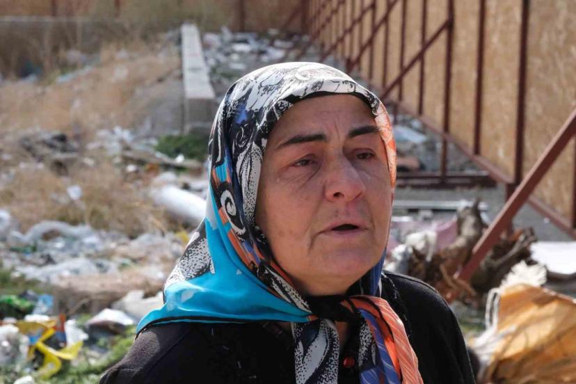 Depremde kızını, damadını ve torunlarını kaybeden yaşlı kadının acısı dinmiyor