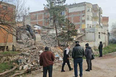 Depremin ardından Sındırgı’da tehlikeli yapılar kaldırılıyor