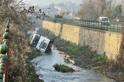 Dere yatağına devrilen beton mikserinin sürücüsü yaralandı