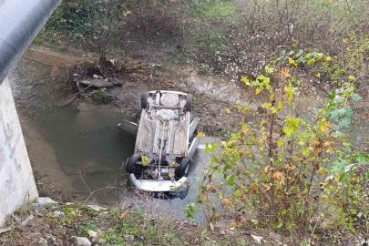 Dereye uçan otomobilin sürücüsü yaralandı
