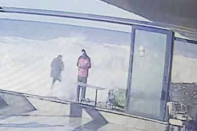 Dev dalgaları görüntülemek isterken az kalsın dalgalara kapılıyordu