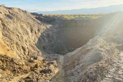 Devasa çukur kazıp tarihi eser aradılar