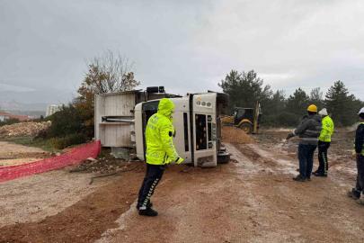 Devrilen kamyonda sıkışan sürücüsü yaralandı