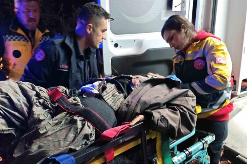 Devrilen traktörün altında kalan kadın yaralandı