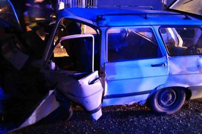 Direksiyon hakimiyeti kaybolan araç yoldan çıktı 4 yaralı