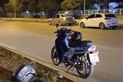 Direksiyon hakimiyetini kaybedip refüje çarpan motosiklet sürücüsü öldü