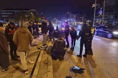 Direksiyon kontrolüne kaybeden motosiklet sürücüsü yön tabelasına çarptı; 2 yaralı