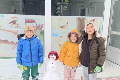 Diyadin’de çocuklar karın tadını kardan adam yaparak çıkardı