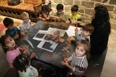 Diyarbakır İçkale Müzesi’nde kurulan çocuk atölyesinde çocuklar kendi eserlerini yapıp sergiliyor
