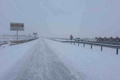 Diyarbakır - Siverek yolunda kar yağışı ulaşımı olumsuz etkiledi