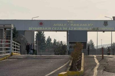 Diyarbakır’da 11’inci yargı paketi heyecanı: Aileler cezaevi önünde toplandı