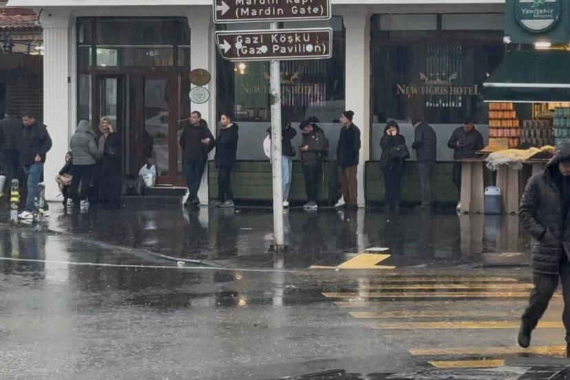 Diyarbakır’da aniden bastıran yağmur hayatı felç etti