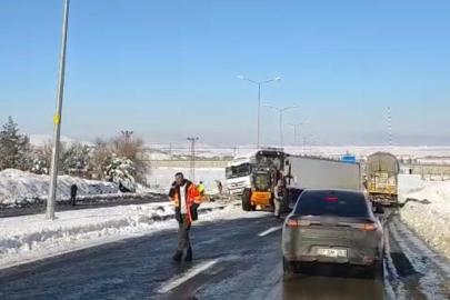 Diyarbakır’da buzlanma nedeniyle tır yoldan çıktı