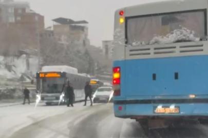 Diyarbakır’da kar bastırdı, şehir içi halk otobüsleri yollarda kaldı
