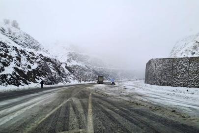 Diyarbakır’da kar yağışı etkili oldu, bazı araçlar yolda kaldı