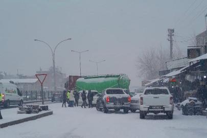 Diyarbakır’da kar yağışı nedeniyle 5 araç bir birine girdi