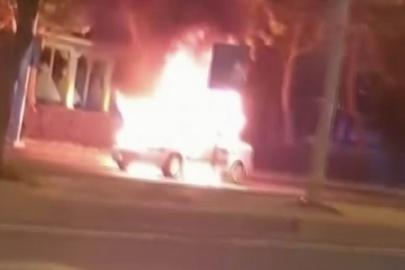 Diyarbakır’da seyir halindeki otomobil alev topuna döndü