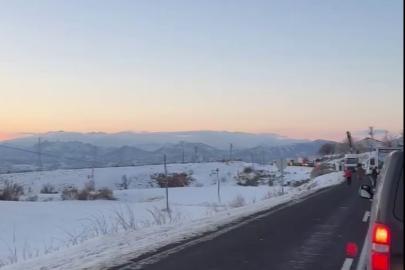 Diyarbakır’da tır devrildi, yol ulaşıma kapandı