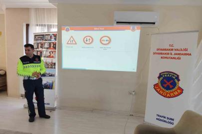 Diyarbakır’da trafik ekipleri emniyet kemeri takmanın önemini anlattı