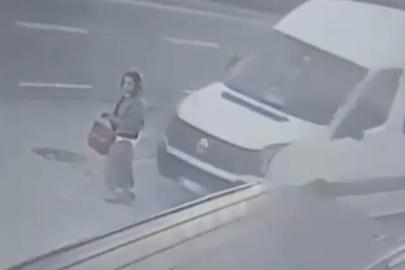 Dolmuş bekleyen kadın minibüsün altında böyle kaldı