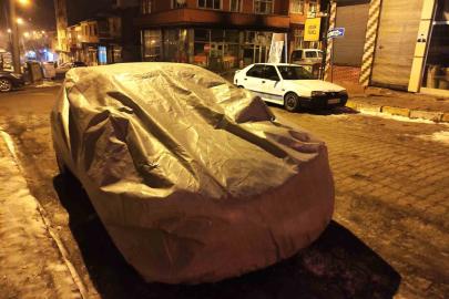 Dondurucu soğuklara karşı araçlar battaniye ve brandayla korunuyor