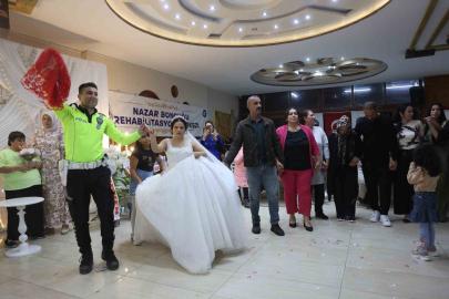 Down sendromlu Ezgi’nin düğün hayali gerçek oldu, mutluluğuna ortak olan polisler yürekleri ısıttı