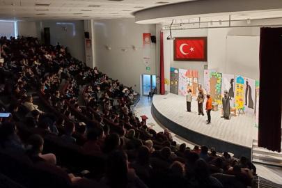 DPÜ Eğitim Fakültesi öğrencilerinden beğeni toplayan tiyatro gösterimi