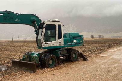 DSİ’ye ait kepçe ile define arandığı iddiasını bölgede bulunan sigara izmaritinin DNA örnekleri aydınlatacak