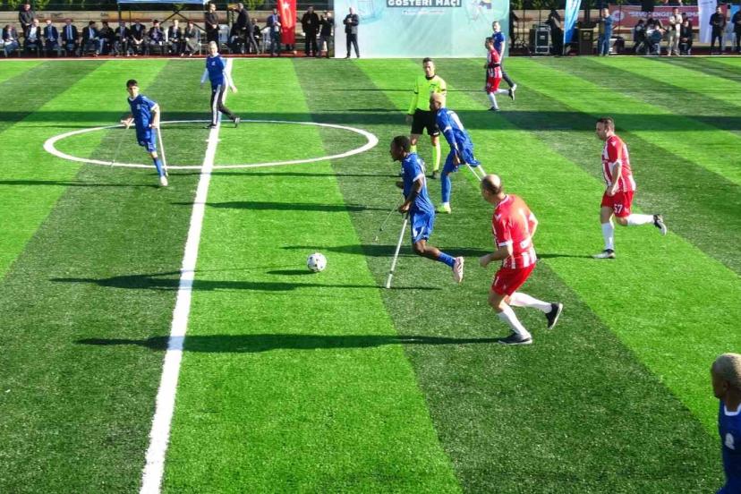 Dünya Engelliler Günü’nde Pendik’te anlamlı karşılaşma: hakim ve savcılar, ampute futbolcularla sahaya çıktı